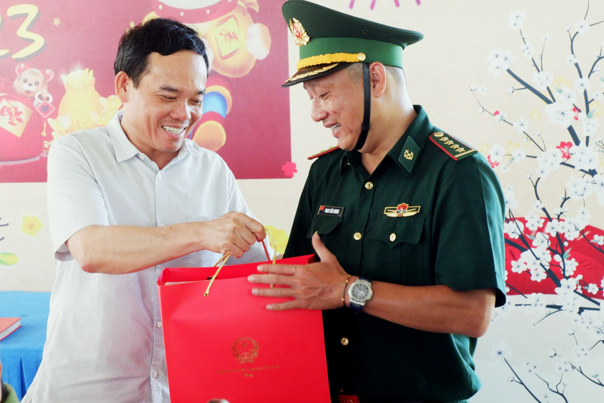 Phó thủ tướng Trần Lưu Quang tặng quà, động viên lực lượng làm nhiệm vụ ở khu vực biên giới An Giang