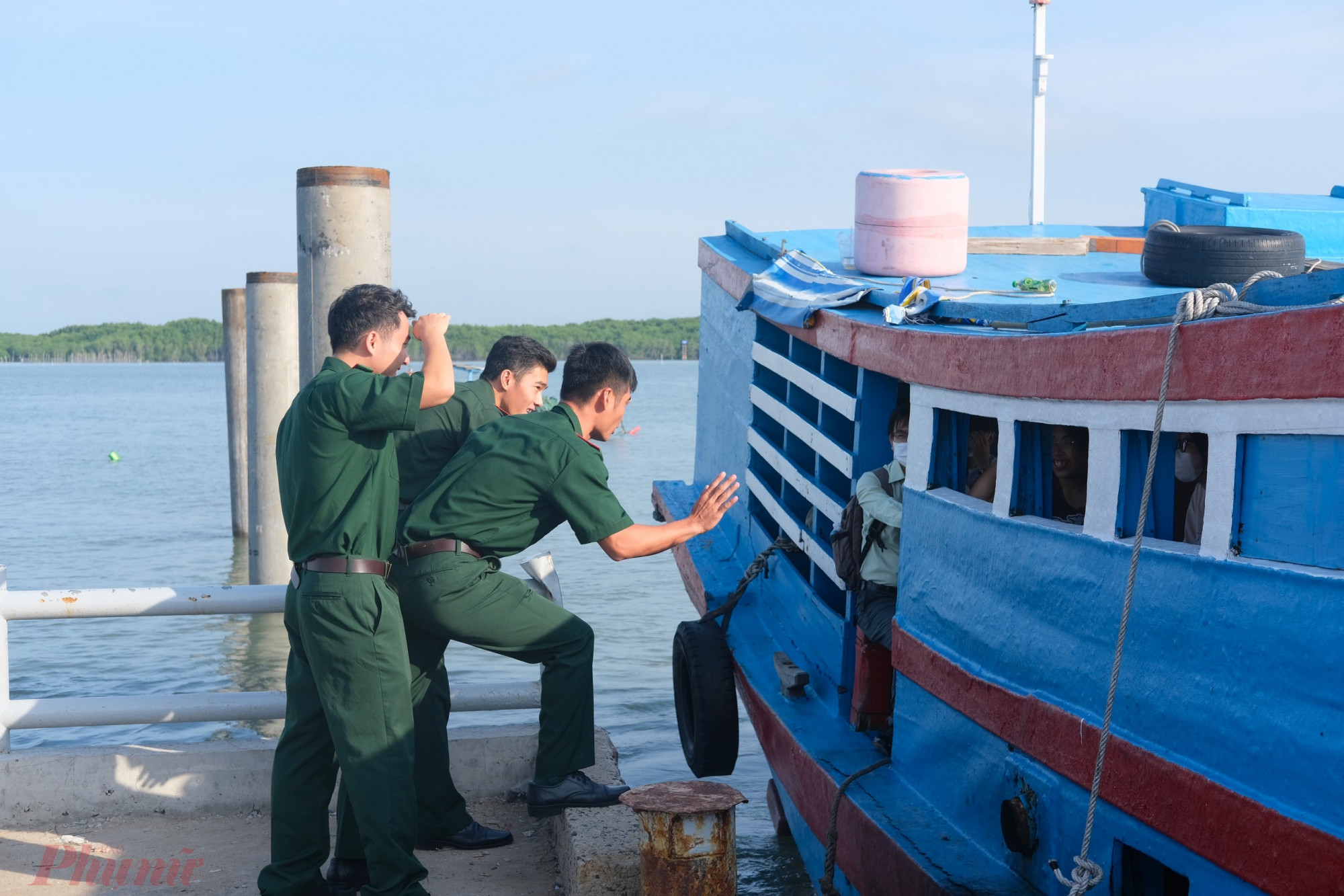 Bộ đội biên phòng xã đảo Thạnh An tham gia hỗ trợ thí sinh ra đất liền dự thi