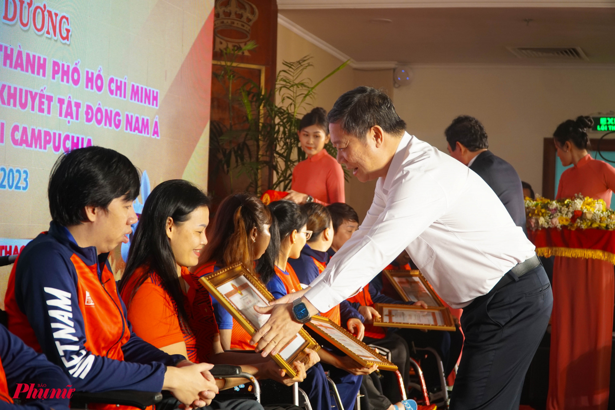 Ông Dương Anh Đức - Phó Chủ tịch UBND TPHCM tặng bằng khen của UBND TP cho cán VĐV