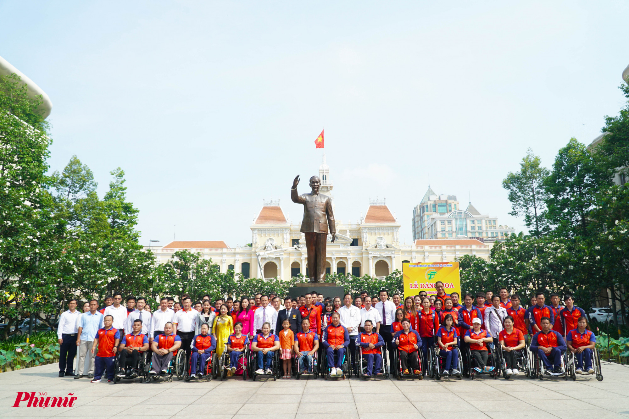 Trước khi tổ chức khen thưởng, đoàn HLV, VĐV đã tổ chức dâng hương tại tượng đài Chủ tịch Hồ Chí Minh