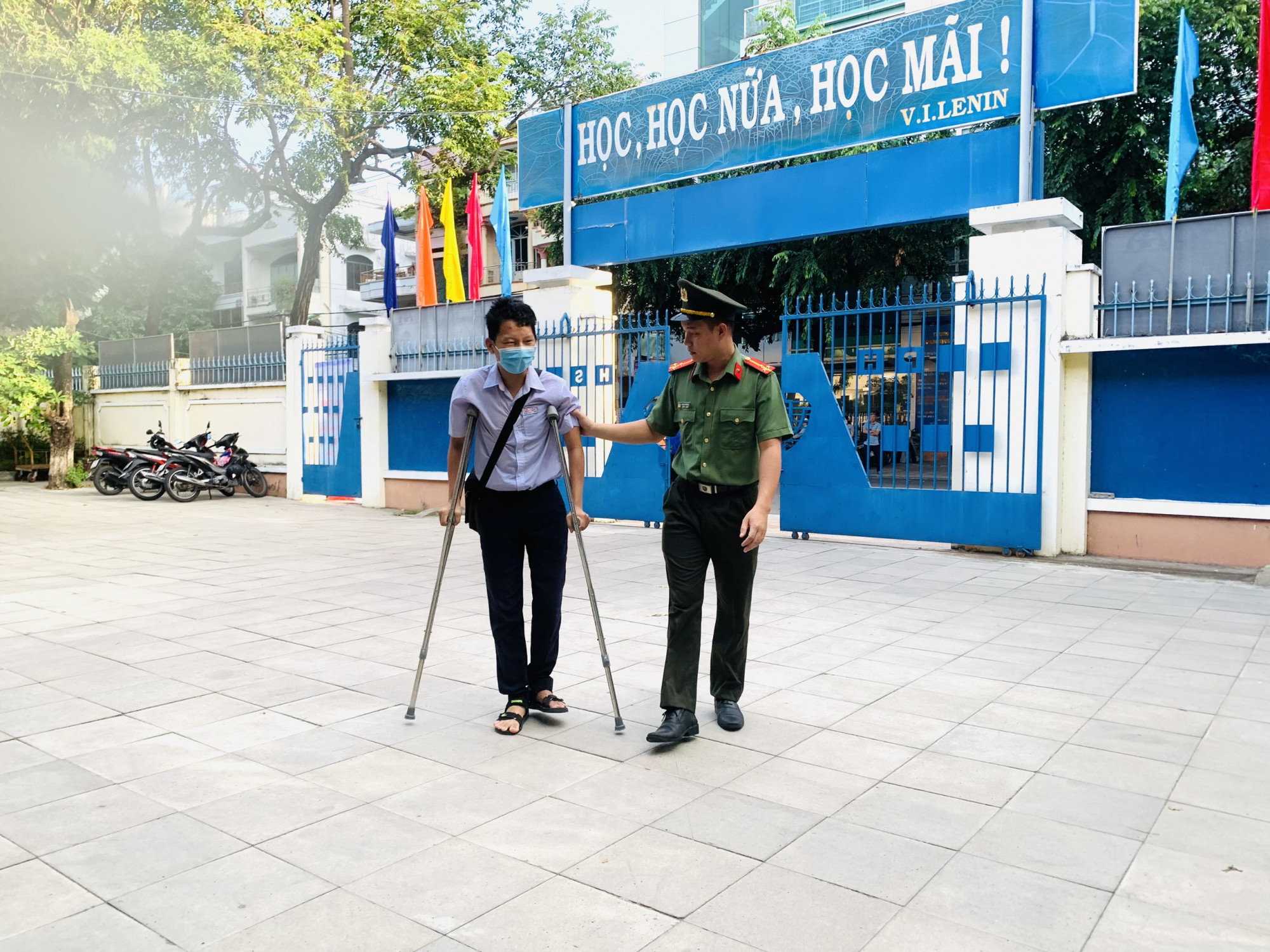 Một thí sinh bị tai nạn trước kỳ thi phải chống nạng đi thi được lực lượng an ninh hỗ trợ đưa vào phòng thi