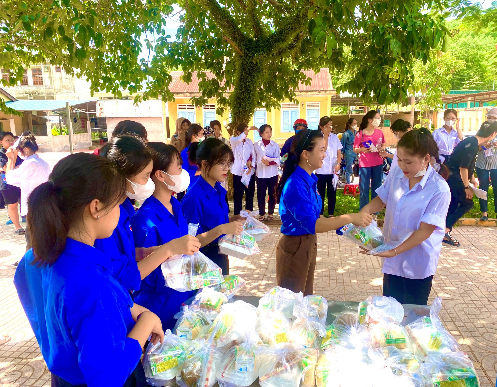 các bạn thí sinh người đồng bào vùng cao tỉnh Quảng Trị, tại điểm Trường THPT Đakrông, huyện Đakrông được phát cơm miễn phí sau buổi thi môn văn. Ảnh- M.Đ