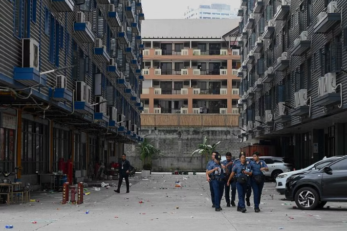 Cảnh sát bố ráp các tòa nhà ở Manila ngày 27/6/2023. (Ảnh: AFP/Jam Sta Rosa)