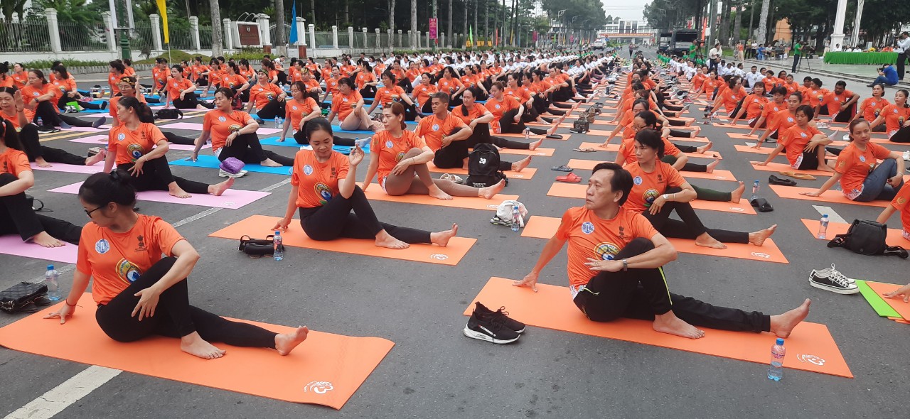 Hơn 500 người đồng diễn Yoga tại Đồng Tháp ngày 28/6