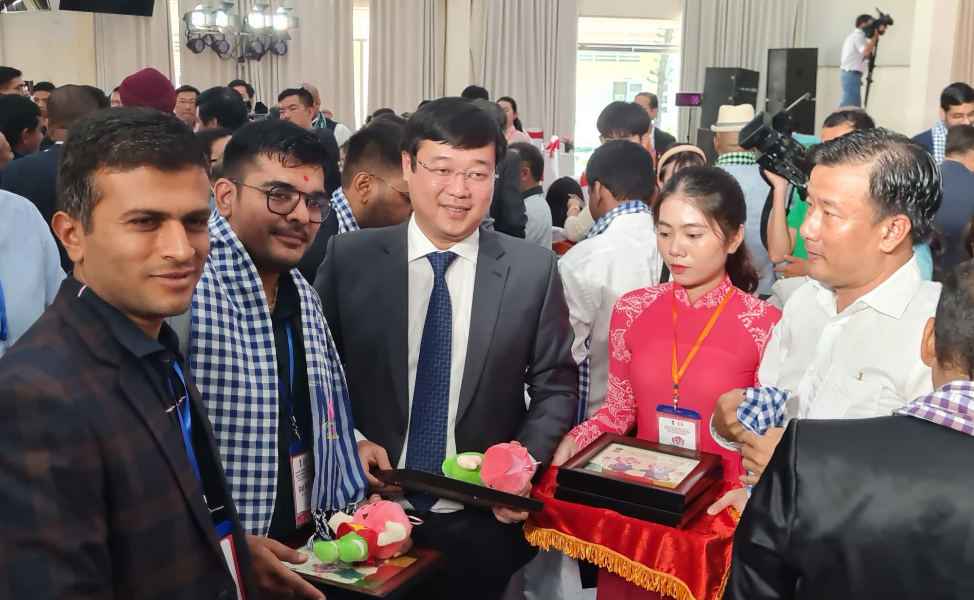 Bí thư Tỉnh ủy Lê Quốc Phong và Phó chủ tịch UBND tỉnh Đồng Tháp Nguyễn Phước Thiện trao tặng quà lưu niệm cho các doanh nghiệp đến từ Ấn Độ