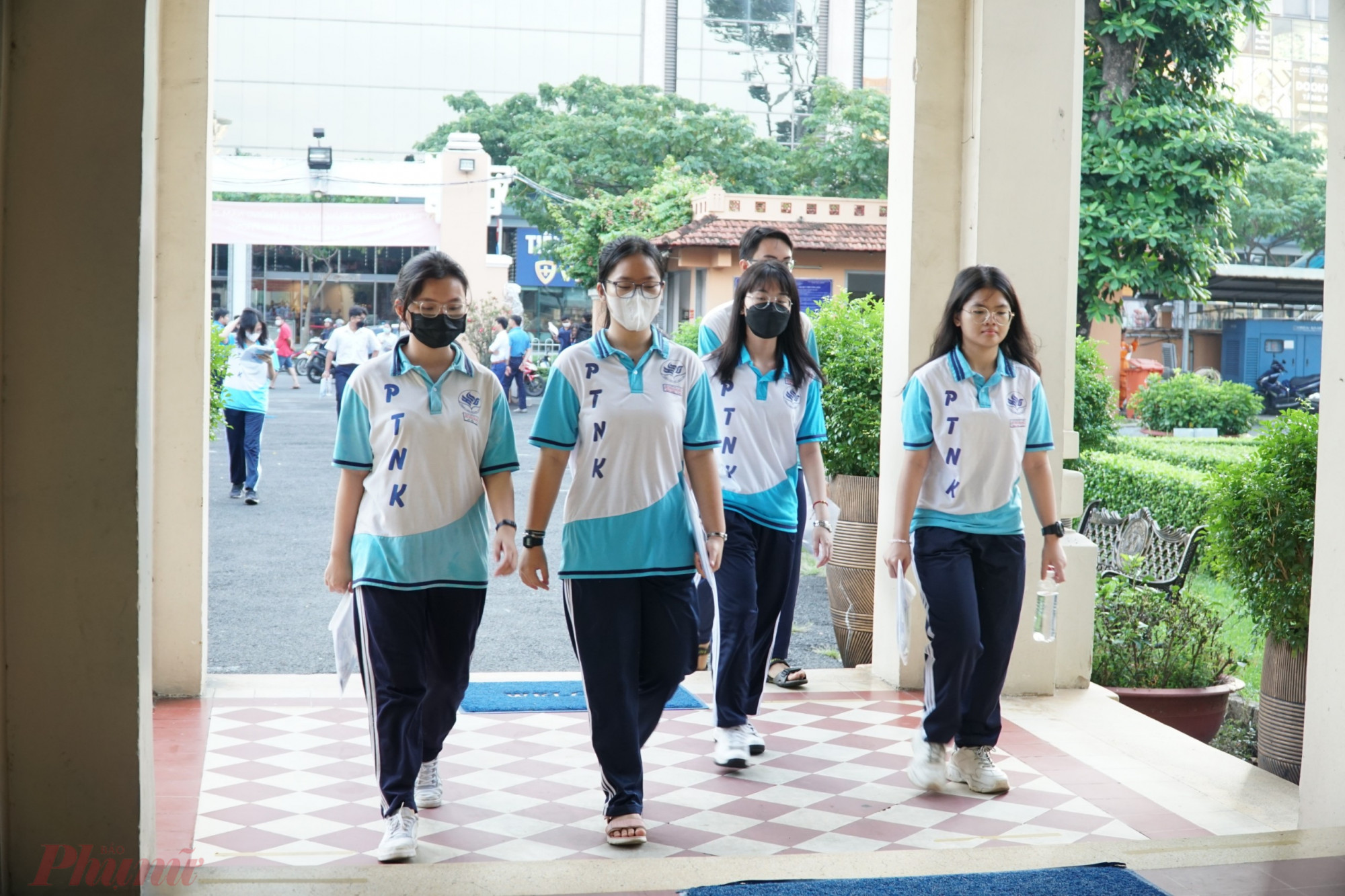 Tại điểm thi trường THPT chuyên Lê Hồng Phong các em hầu hết đều giữ nụ cười trên môi, kiểm tra lại đầy đủ giấy tờ và dụng cụ để tránh xảy ra sự cố.