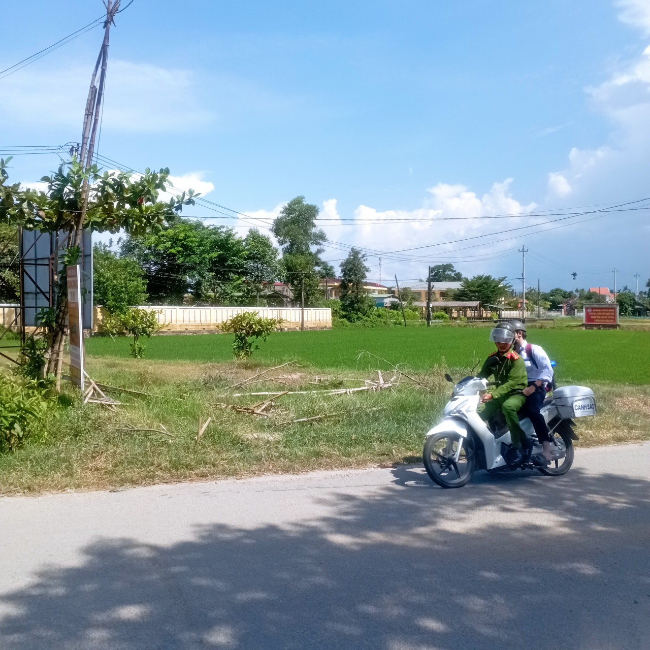 Đại úy Phạm Thành Nam - Trưởng công an xã Phong Bình - tức tốc chạy 8km đến nhà chở thí sinh đến điểm thi trường THPT Trần Văn Kỷ
