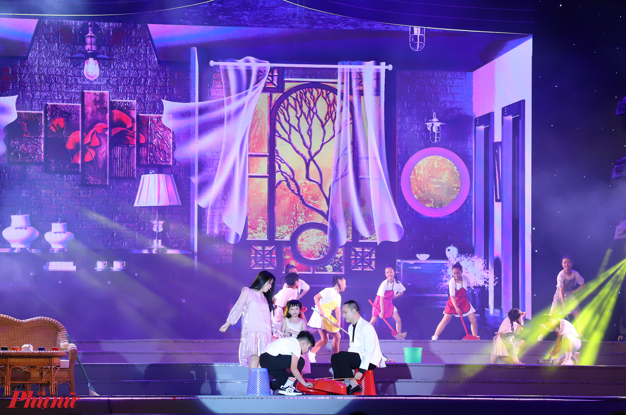 Gia đình nhạc sĩ Nguyễn Hải Phong cũng góp mặt trên sân khấu, qua ca khúc 