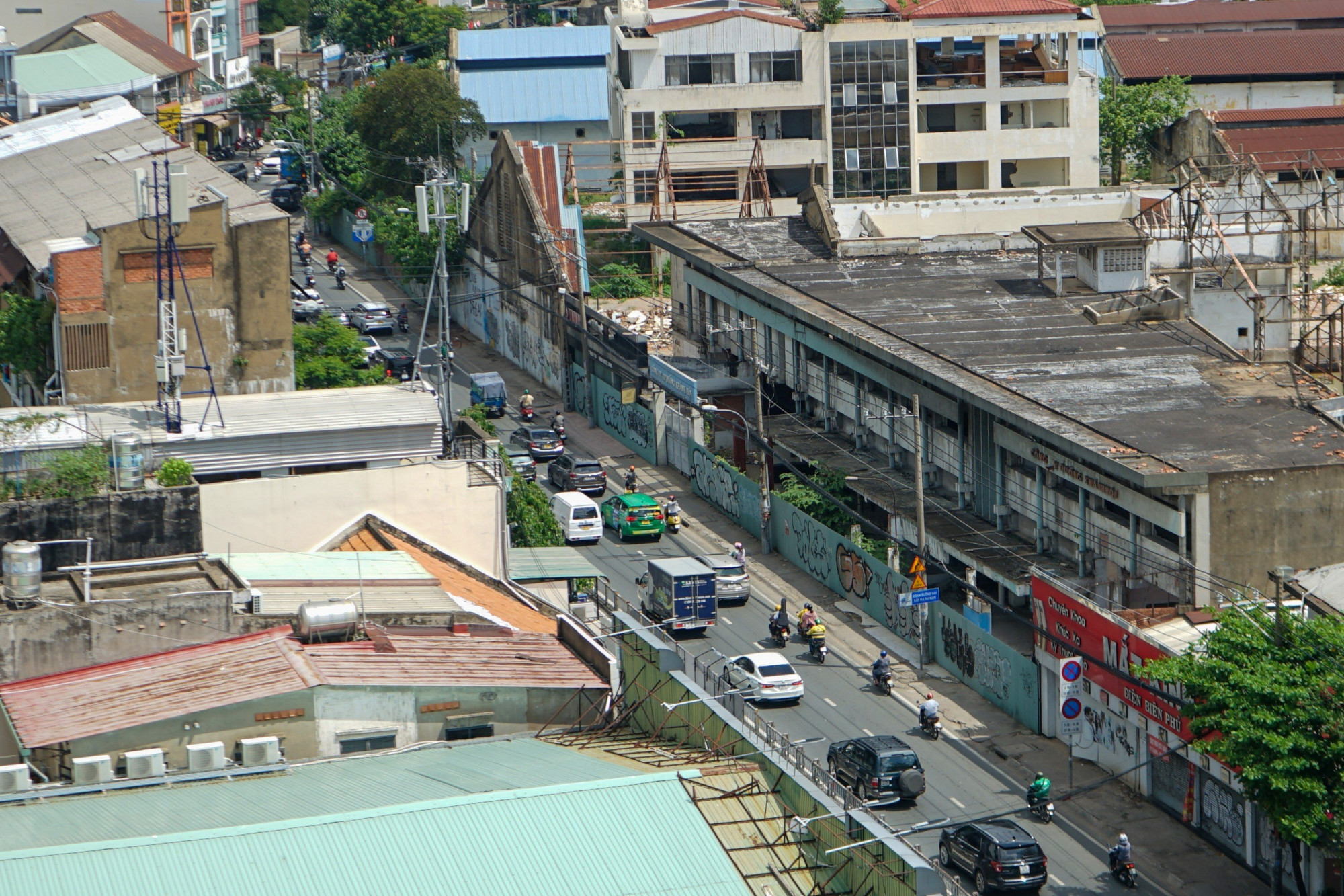 Ghi nhận, tại trục đường Nguyễn Tất Thành (quận 4) lưu lượng phương tiện tại đây đều xếp hàng dài nhích từng centimeter, tuy nhiên không xảy ra tình trạng ùn ứ như mọi năm.