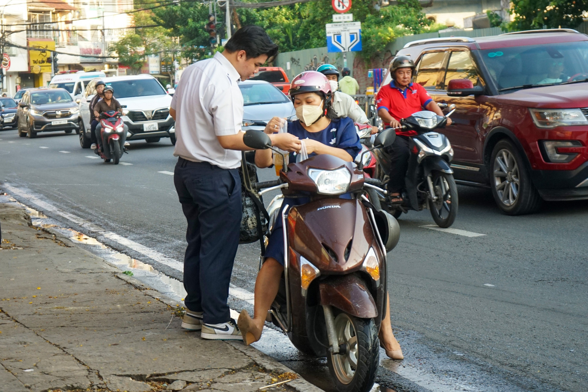 Dù đi từ rất sớm tránh kẹt xe, thế nhưng tôi và con trai vẫn bị trễ vài phút, may mắn là nhờ có lực lượng CSGT hỗ trợ nên tôi mới có thể chở con mình tới đúng giờ, chị Tôn Nữ Ngọc Linh (ngụ quận 1) cho biết.