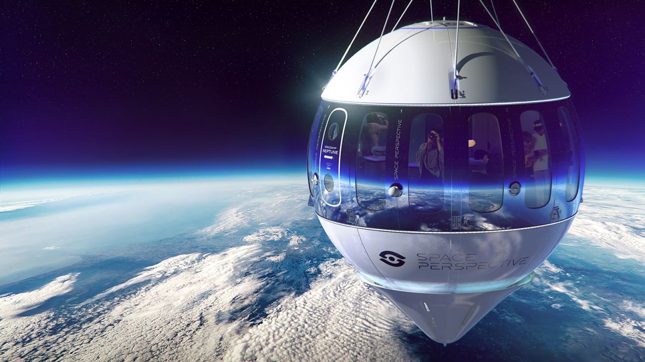 Cuộc đua không gian tên lửa về phía trước Không gian VIP Khí cầu Spaceship Neptune của Space Perspective hiện đang được phát triển. Công ty hy vọng sẽ bắt đầu các chuyến bay thương mại vào năm 2024. Phối cảnh không gian và SpaceVIP Chúng ta đang trên đường khám phá biên giới cuối cùng với một loạt các sáng kiến ​​du lịch vũ trụ hiện có – hoặc sẽ sớm thôi – dành cho những nhà thám hiểm giàu có nhất.  Theo SpaceVIP , công ty tự quảng cáo là công cụ tổng hợp duy nhất các trải nghiệm liên quan đến không gian, khoảng một chục loại chuyến thám hiểm sẽ ra mắt vào năm 2023, cùng nhiều loại khác sẽ tiếp tục.  Đối với những người mới bắt đầu, Blue Origin cung cấp các chuyến du ngoạn qua Đường Kármán – một ranh giới cao 62 dặm so với mực nước biển đánh dấu sự khởi đầu của không gian bên ngoài.  Trong khi đó, SaceX đã phóng thành công các quỹ đạo thương mại quanh Trái đất, các sứ mệnh tới Trạm vũ trụ quốc tế (ISS) và có kế hoạch đưa doanh nhân Nhật Bản Yusaku Maezawa và một nhóm nghệ sĩ, diễn viên, nhạc sĩ và vận động viên quốc tế thực hiện sứ mệnh dân sự đầu tiên quanh Trái đất . mặt trăng vào năm 2023.   Những người tìm kiếm trải nghiệm nhàn nhã và sang trọng có thể sớm du hành đến rìa không gian trong viên nang Neptune của Tàu vũ trụ được điều áp, được đẩy bởi SpaceBalloon (loại được NASA sử dụng tương tự), với Phối cảnh Không gian .  Trong hành trình kéo dài sáu giờ, dự kiến ​​ra mắt vào năm 2024, khách du lịch sẽ được tận hưởng tầm nhìn toàn cảnh Trái đất, một bữa ăn ngon và cocktail trước khi hạ cánh chậm và hạ cánh trên mặt nước.  Trong khi đó, Virgin Galactic có kế hoạch tung ra các trò chơi kéo dài 90 phút vào bầu khí quyển phía trên vào mùa hè này .  Nếu họ tiếp tục, chuyến bay dưới quỹ đạo trị giá 450.000 USD sẽ đạt độ cao khoảng 50 dặm phía trên hành tinh, nơi hành khách sẽ có khoảng một phút để tận hưởng khung cảnh đáng kinh ngạc và trải nghiệm tình trạng không trọng lực.  Trong khi đó, một số công ty, bao gồm Hi-Seas, Học viện đào tạo không gian, Trung tâm Nastar và Air Zero G, cung cấp các chương trình đào tạo trên Trái đất để bạn có thể trải nghiệm các mức trọng lực khác nhau, học các thao tác của phi hành gia và tận hưởng trải nghiệm giả lập như phóng lên mặt trăng hoặc lắp ghép ISS .