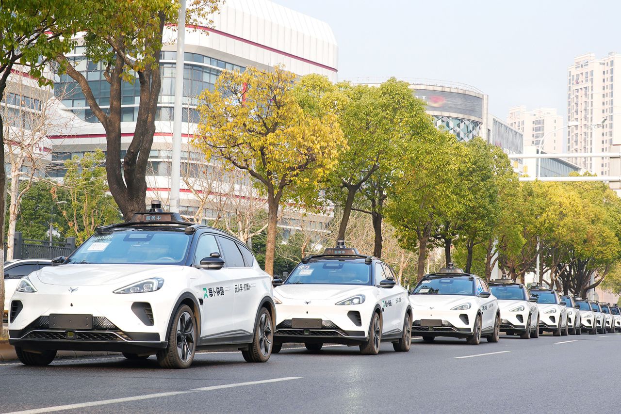 Robotaxis đạt được đà Lái xe tự hành Baidu Gã khổng lồ công nghệ Trung Quốc Baidu bắt đầu vận hành dịch vụ gọi xe tự lái hoàn toàn, Apollo Go, vào năm 2022. Baidu Trong khi một số dịch vụ taxi hướng tới đám mây, những dịch vụ khác sẽ vững chắc trên địa hình – nhưng với một số nâng cấp nghiêm túc.  Motional có trụ sở tại Boston, một liên doanh giữa Hyundai và công ty công nghệ toàn cầu Aptiv, đã đạt được một số thành công ban đầu.  Có sẵn cho hành khách công cộng ở Las Vegas, Motional cung cấp xe trục rô-bốt tự động (thông qua ứng dụng Lyft và Uber) có thể thả hành khách tại các điểm đến nổi tiếng trên Dải Las Vegas.  Công ty nói với CNN Travel rằng hiện tại vẫn có một người ngồi trên robotaxi, nhưng những chiếc xe này dự kiến ​​sẽ hoàn toàn không có người lái vào cuối năm nay.  Cô hỏi đường một người lạ trong kỳ nghỉ. Hai tuần sau họ đính hôn Một công ty khác đang có đà phát triển là Waymo (công ty con của công ty mẹ của Google là Alphabet Inc.), đã vận hành dịch vụ gọi xe tự lái hoàn toàn đầu tiên ở các khu vực của Phoenix kể từ năm 2020.  Có sẵn thông qua ứng dụng Waymo One, dịch vụ này đã được mở rộng đến trung tâm thành phố Phoenix, San Francisco và tiếp theo là Los Angeles.  Tất nhiên, những người chơi lớn như Amazon, Tesla và Cruise đang tăng tốc ở Bắc Mỹ.  Đơn vị xe tự lái của Amazon được gọi là Zoox đang được thử nghiệm ở San Francisco; bản cập nhật cho phần mềm Full Self-Driver Beta của Tesla đã có sẵn vào giữa tháng 3, giải quyết các rủi ro về an toàn liên quan đến đợt thu hồi trước đó ; và Cruise đang tiến hành các hoạt động ở San Francisco và Austin.  Ở bên kia thế giới, tại Trung Quốc, gã khổng lồ công nghệ Baidu đã bắt đầu vận hành dịch vụ gọi xe tự lái hoàn toàn, Apollo Go, tại các thành phố như Bắc Kinh, Trùng Khánh và Vũ Hán vào năm 2022 và có kế hoạch mở rộng nhanh chóng vào năm 2023.  Người phát ngôn của Baidu nói với CNN Travel: “Dịch vụ gọi xe tự lái đang dần trở thành một phần trong cuộc sống hàng ngày của mọi người. “Tại các thành phố như Bắc Kinh, Thượng Hải và Quảng Châu, trung bình mỗi robotaxi trên Apollo Go có thể hoàn thành hơn 15 chuyến đi mỗi ngày.”