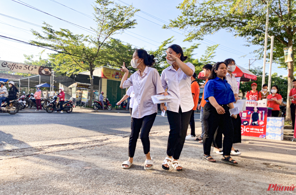 Nhiều thí sinh tự tin bước vào điểm thi - ảnh Thanh Vạn