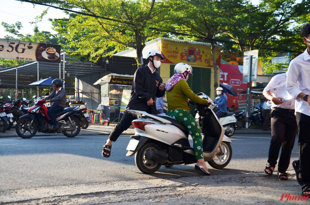 Thí sinh đến điểm thi trường THPT Võ Nguyên Giáp và THPT Huỳnh Thúc Kháng (Quảng Ngãi) từ sớm - ảnh Thanh Vạn