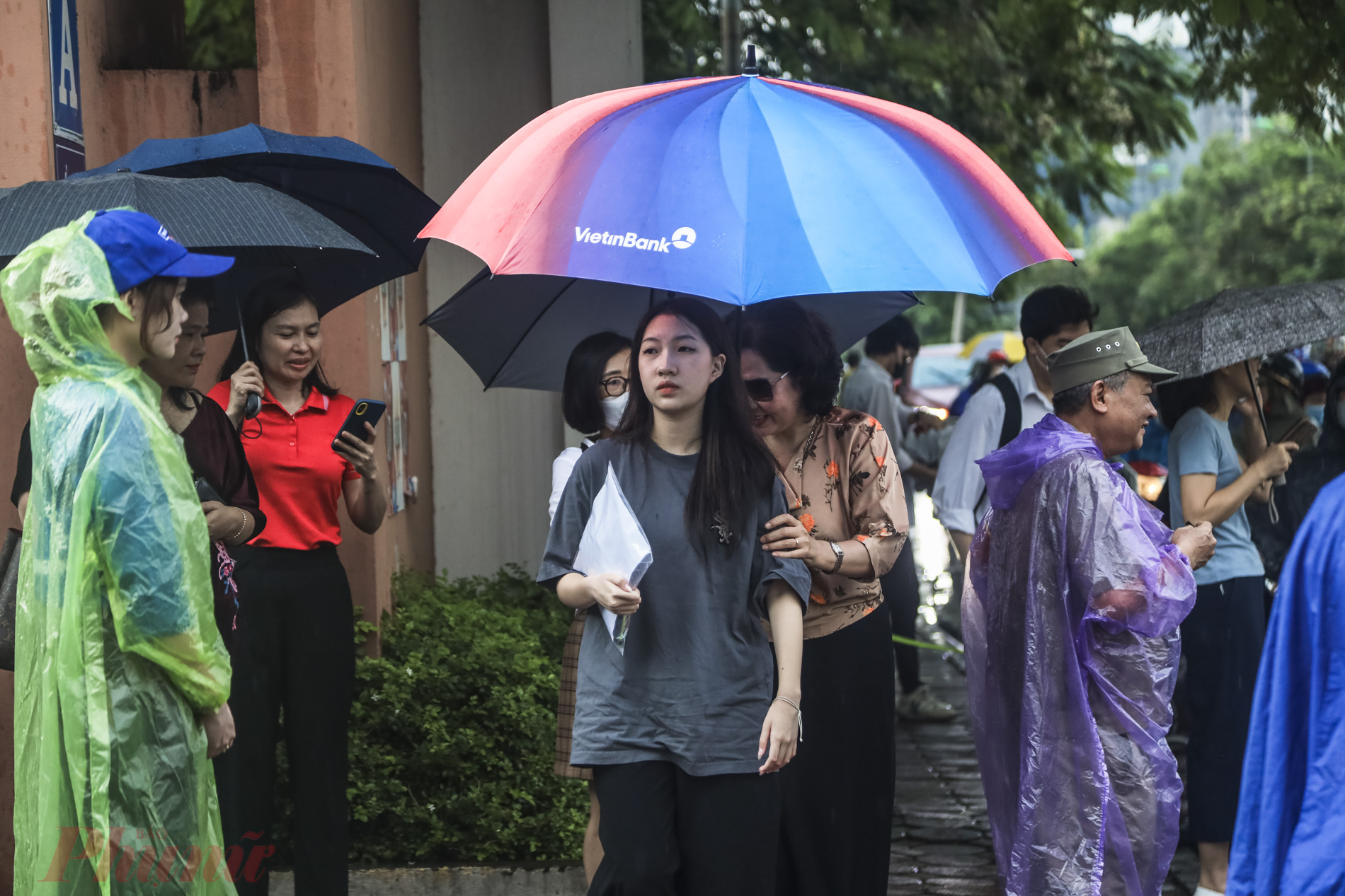 Các phụ huynh không quên động viên: Bình tĩnh, tự tin làm bài con nhé!