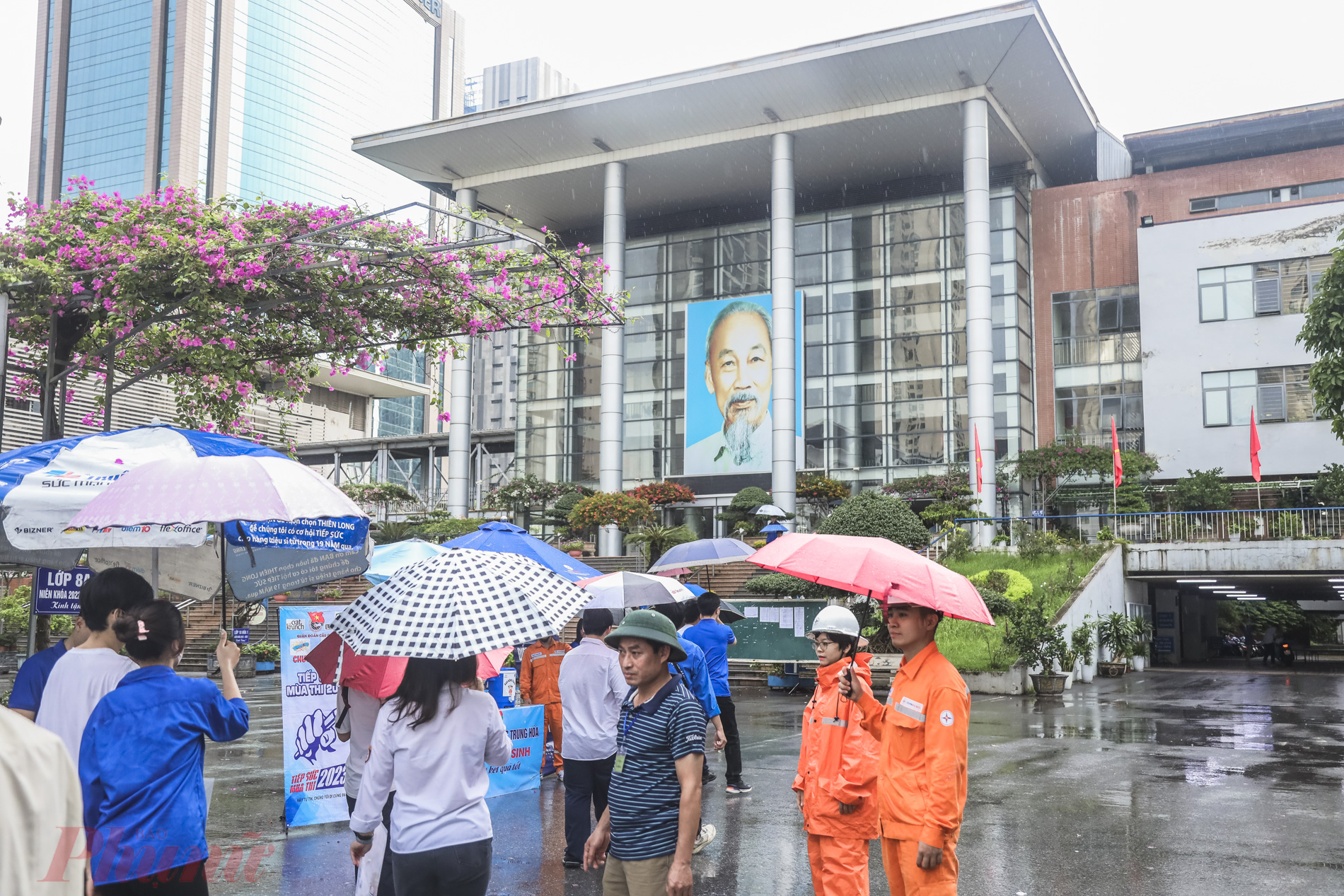 Các thí sinh nhanh chóng di chuyển vào phòng thi.