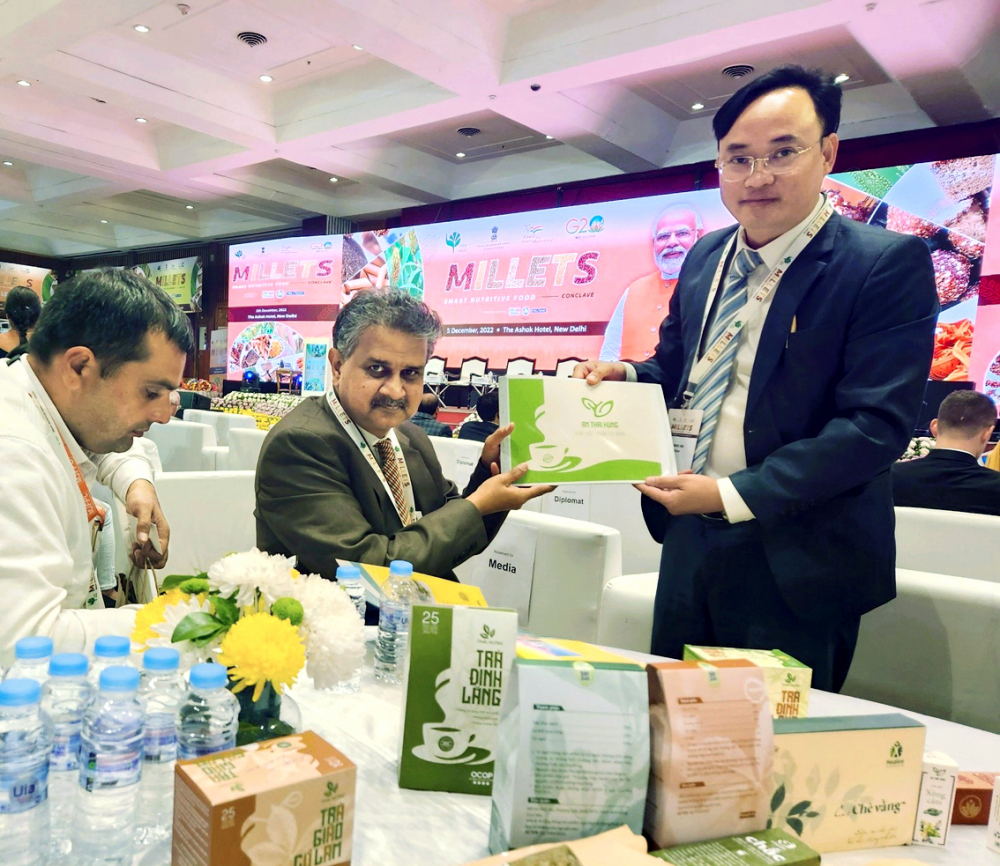 Ông Lê Ngọc Huê (bìa phải) - Giám đốc Công ty cổ phần Đầu tư thương mại xuất nhập khẩu Thái Hưng - giới thiệu trà thảo mộc của Việt Nam trong hội chợ ở Ấn Độ ẢNH: NHÂN VẬT CUNG CẤP