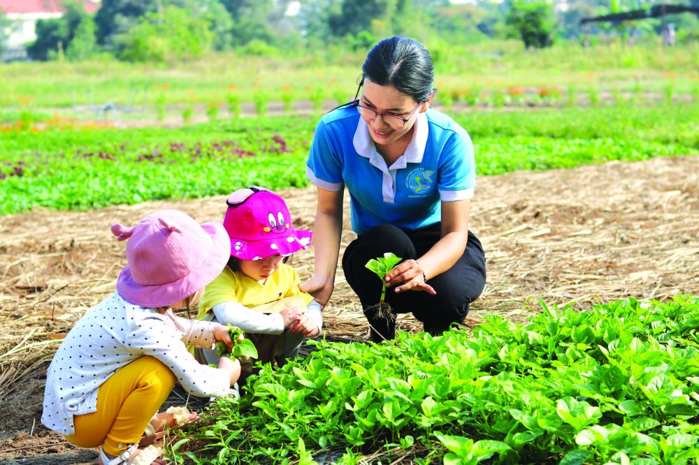 Điểm đen về rác ở phường Cát Lái đã trở thành khu vườn xanh mướt để các em nhỏ vui chơi, trải nghiệm sau cuộc đối thoại của 100 đại biểu là cán bộ, hội viên phụ nữ quận 2 (nay thuộc TP Thủ Đức) với lãnh đạo địa phương ẢNH: MẪN NHI