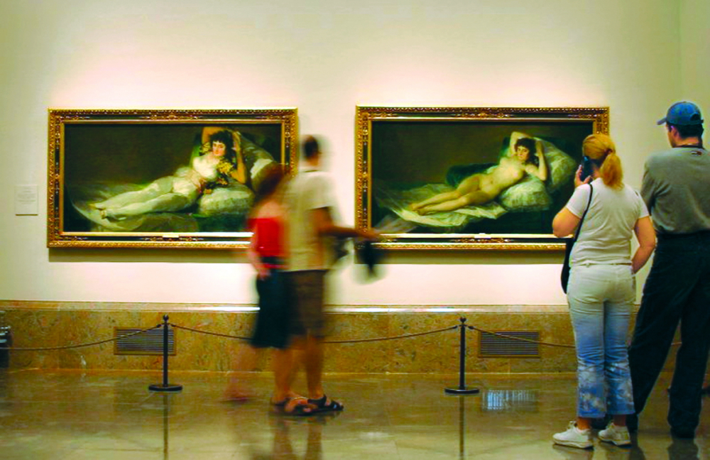 Người xem tranh tại bảo tàng Prado ở Madrid nhìn ngắm bức họa The naked maja từng gây tranh cãi