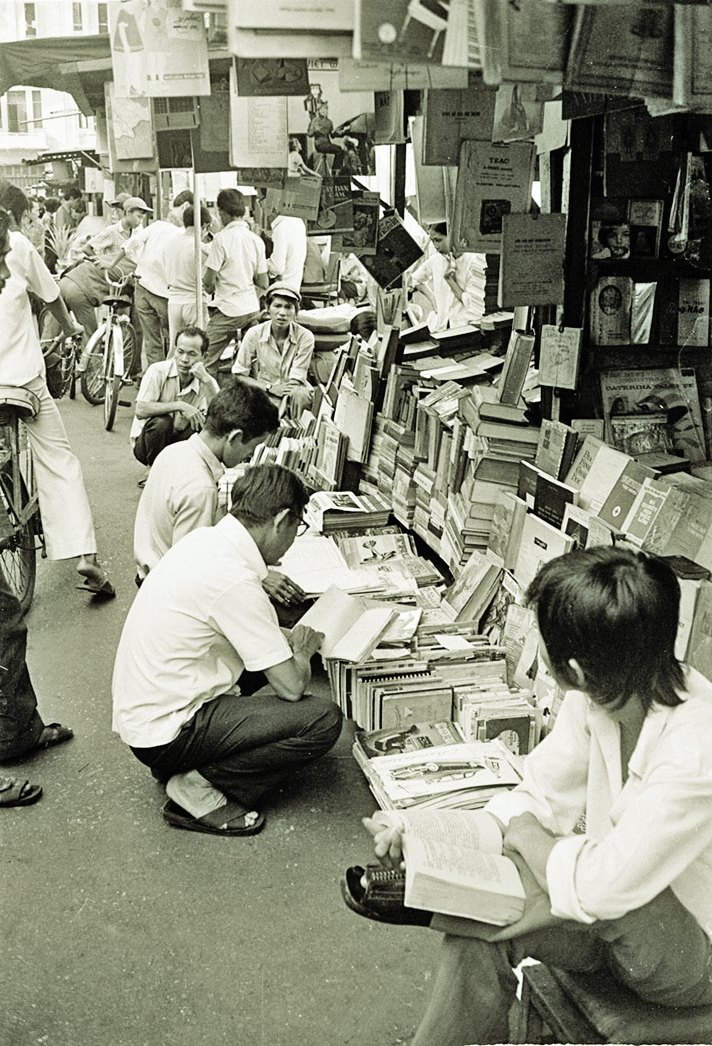 Ở chợ sách Đặng Thị Nhu, có khá nhiều chủ sạp là những người “chơi sách”, nhà giáo, sinh viên, công chức…