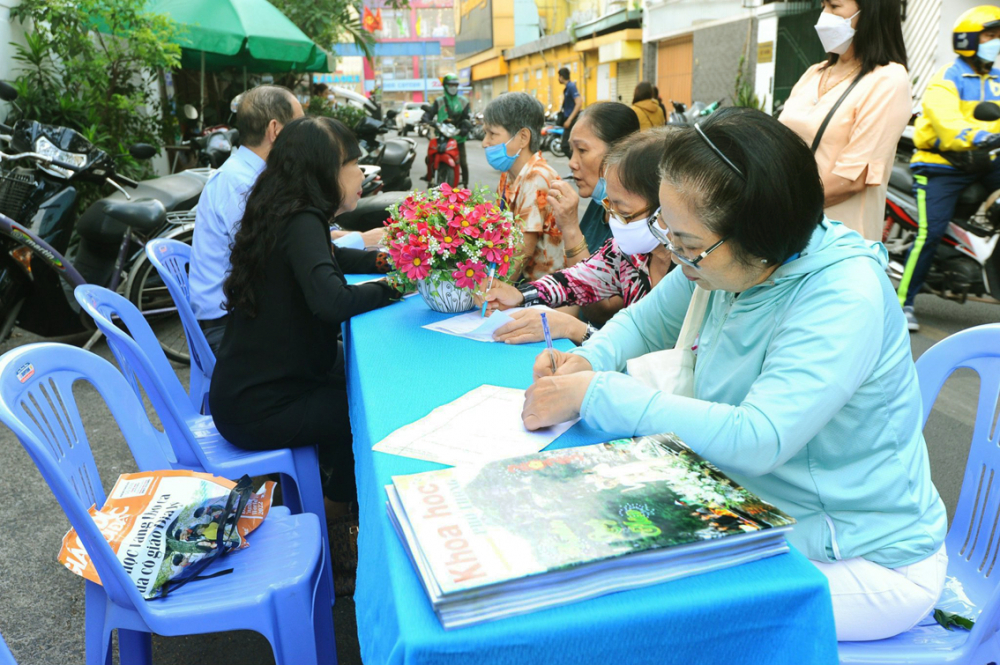 Một buổi làm việc của đại diện liên ngành của quận Bình Thạnh xử lý các vụ việc liên quan đến phụ nữ và trẻ em. Sau chỉ đạo của lãnh đạo quận ủy từ phản ánh của cán bộ hội LHPN, công tác phối hợp giữa hội LHPN và các ban, ngành nhanh chóng, chặt chẽ hơn - ẢNH: THU LÊ