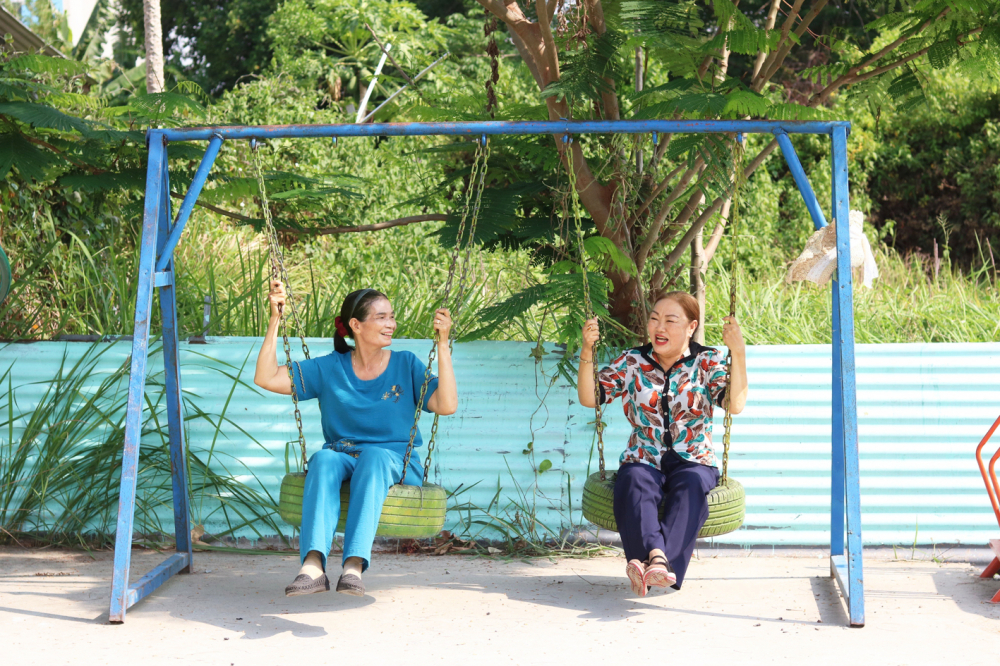 Bà Nguyễn Thị Chính (trái) và bà Bùi Thị Hai trong sân chơi cạnh vườn rau 3 đường số 13,  ở phường Cát Lái, TP Thủ Đức, nơi từng là bãi rác lộ thiên do nằm trong quy hoạch “treo” - ẢNH: MẪN NHI
