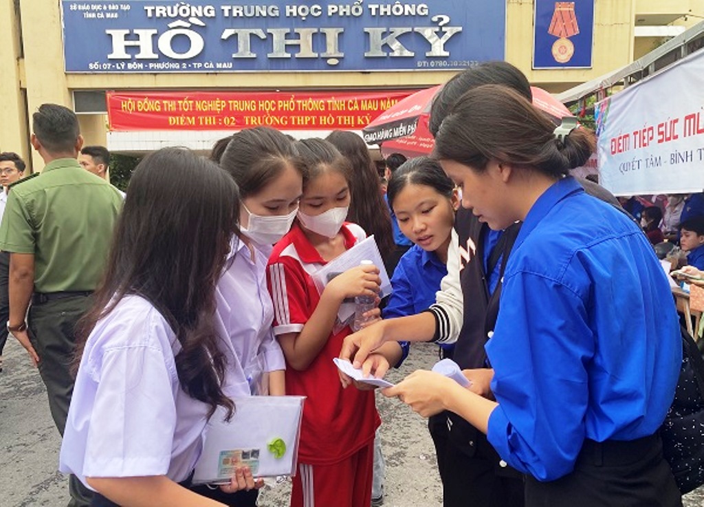 Các thí sinh làm thủ tục dự thi ở điểm Trường THPT Hồ Thị Kỷ (TP Cà Mau) - Ảnh: Kim Nhiên