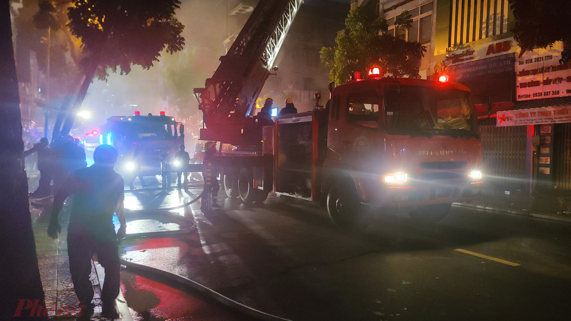 Do cháy ở tầng cao, nhiều xe chuyên dụng đã được huy động đến hiện trường