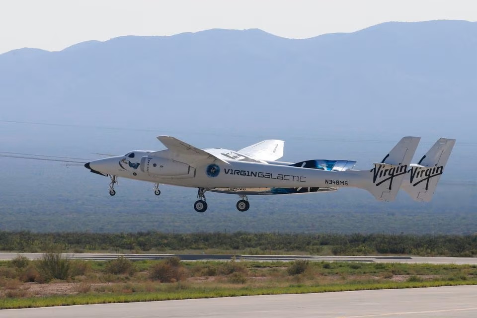 Máy bay tên lửa chở khách do Virgin Galactic vận hành cất cánh trong chuyến bay thương mại đầu tiên của công ty tới rìa không gian, tại cơ sở Spaceport America, ở Truth or Consequences, New Mexico, Mỹ vào ngày 29/6