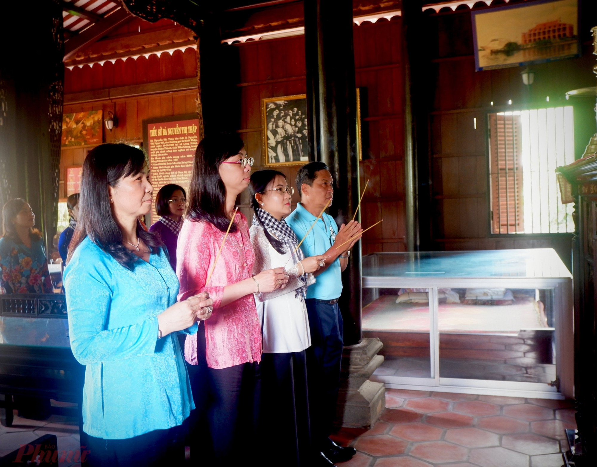 Hội LHPN cụm thi đua 2 TPHCM thắp hương tại nhà thờ bà Nguyễn Thị Thập
