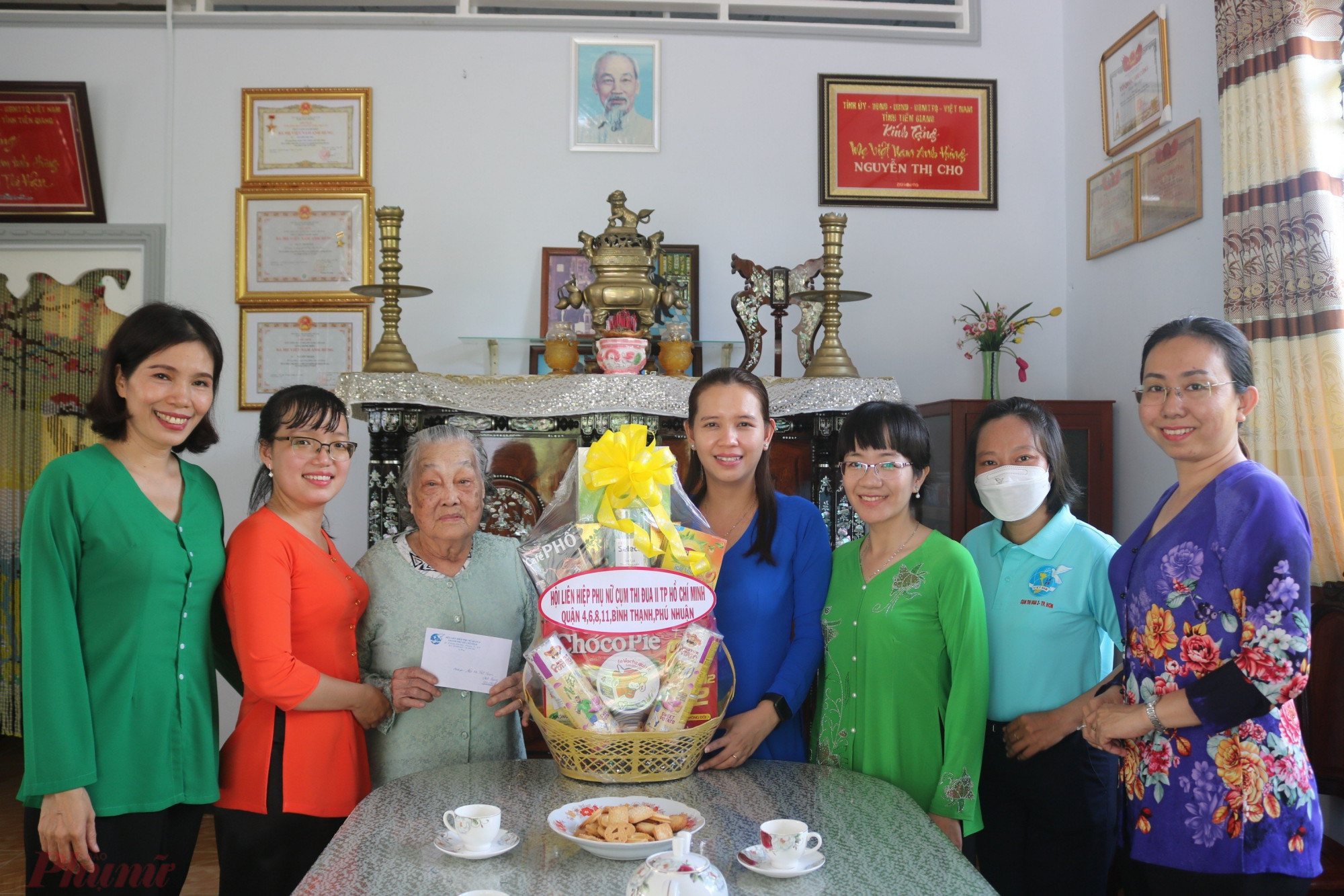 Đại diện Hội LHPN cụm thi đua 2 TPHCM đến thăm hỏi và tặng quà cho Mẹ Việt Nam anh hùng Nguyễn Thị Hậu