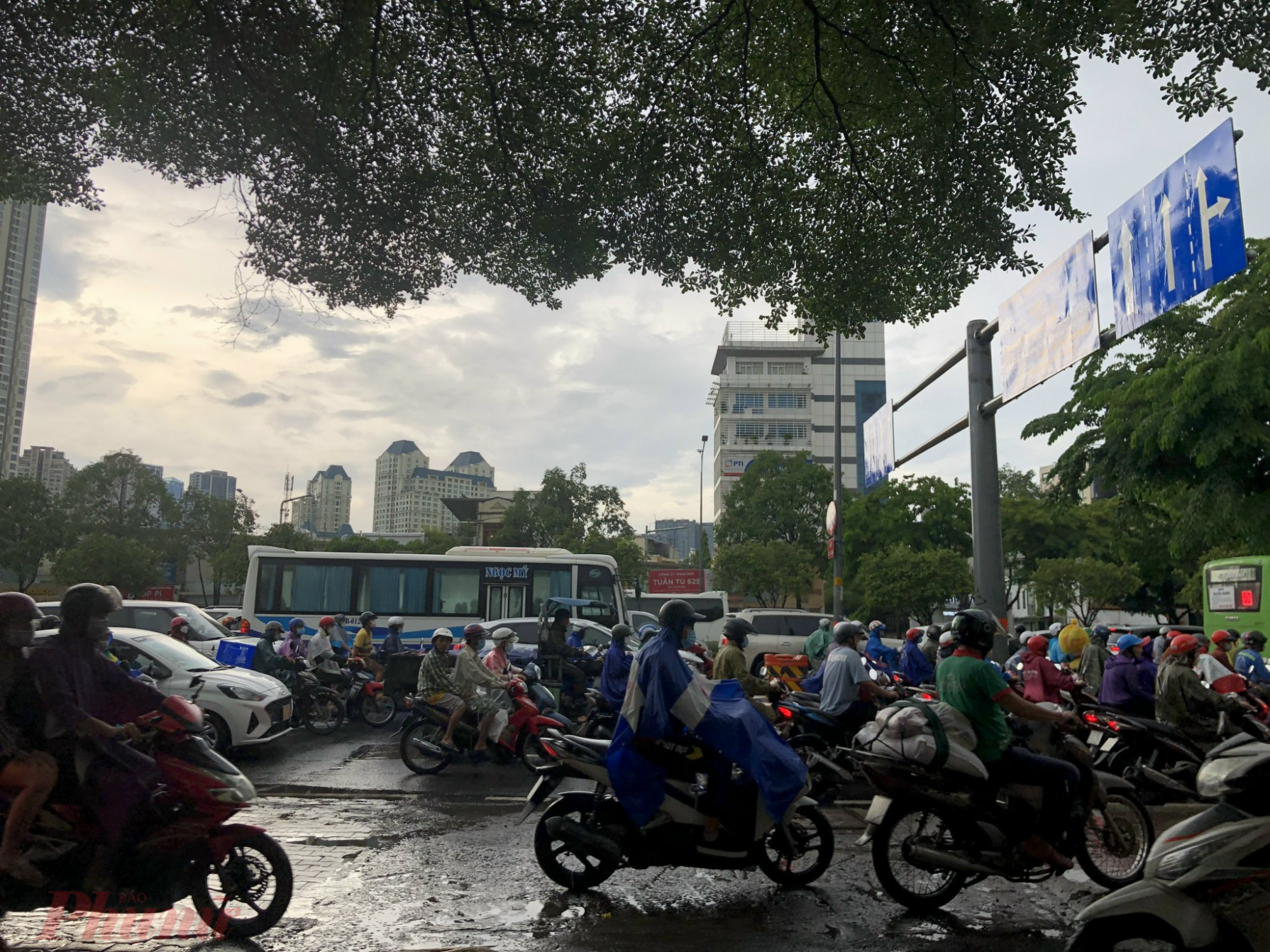 Do mưa ngay sát giờ cao điểm, đúng vào giờ mật độ phương tiện tăng cao gây nên nhiều tuyến đường xuất hiện  tình trạng kẹt xe. Trong ảnh, đường Điện Biên Phủ (đoạn gần cầu Sài Gòn).