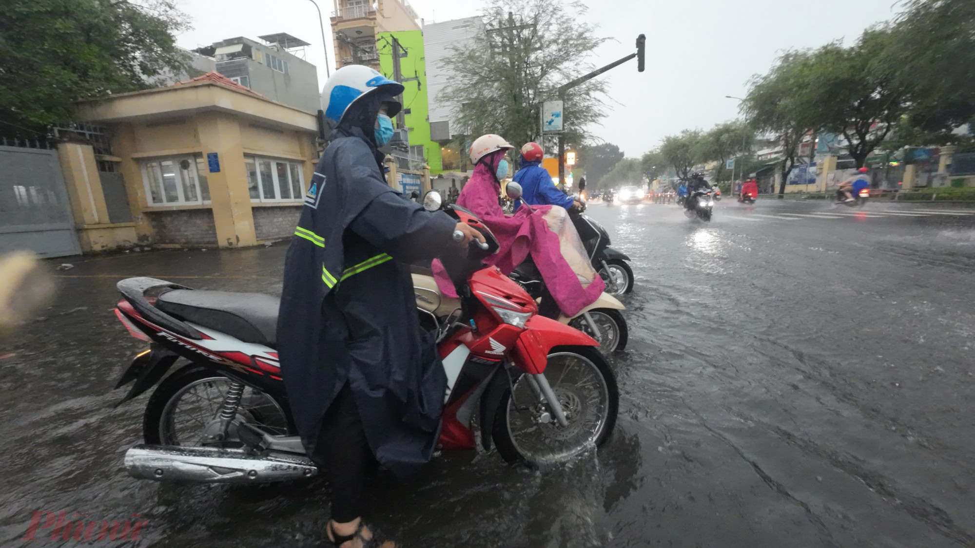 Cũng trên đường Lê Văn Duyệt, đoạn từ trường THPT Võ Thị Sáu cho đến ngã Tư Phan Đăng Lưu ngập nặng, người dân không dám di chuyển vì sợ xe chết máy