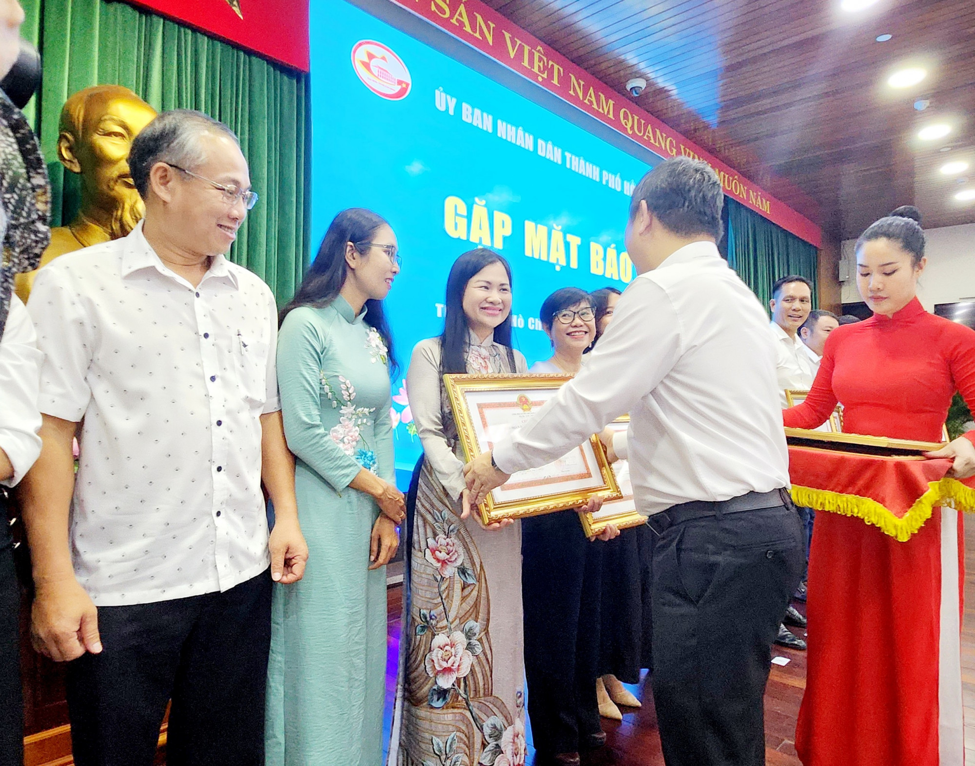 Bà Phạm Thị Vân Anh - Phó Tổng biên tập Báo Phụ Nữ TPHCM (thứ ba từ trái sang) và bà Lê Thị Thu Huyền - Trưởng văn phòng đại diện Báo Phụ Nữ TPHCM tại Hà Nội  nhận bằng khen 