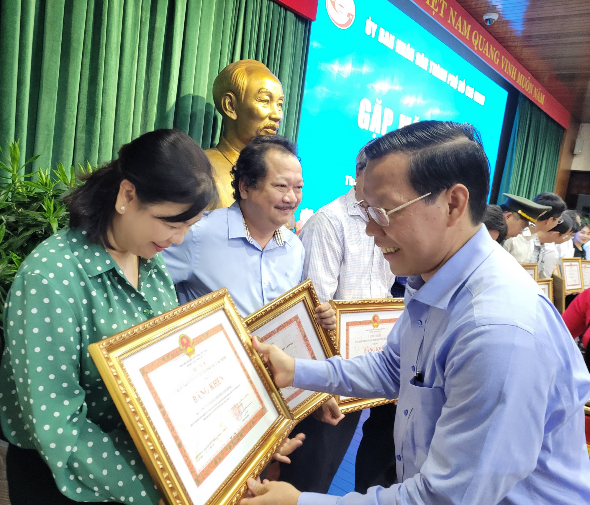 Bà Lý Việt Trung - Tổng biên tập Báo Phụ Nữ TPHCM - thay mặt Tập thể Báo Phụ Nữ TPHCM nhận bằng khen của UNBD TPHCM trao tặng về những thành tích xuất sắc trong tuyên truyền dự thảo nghị quyết thay thế nghị quyết 54