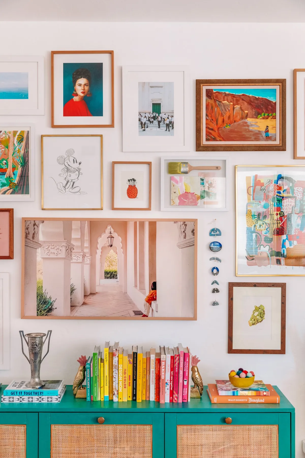 Tạo một bức tường phòng trưng bày với nghệ thuật bất ngờ Simpson gợi ý: “Hãy thu thập các tác phẩm nghệ thuật hoặc phụ kiện yêu thích của bạn từ khắp nơi trong nhà và sắp xếp chúng theo một cách độc đáo để tạo ra một bức tường trưng bày. “Điều này thực sự sẽ tạo ra tác động và thêm tính năng chiều vào không gian của bạn.”