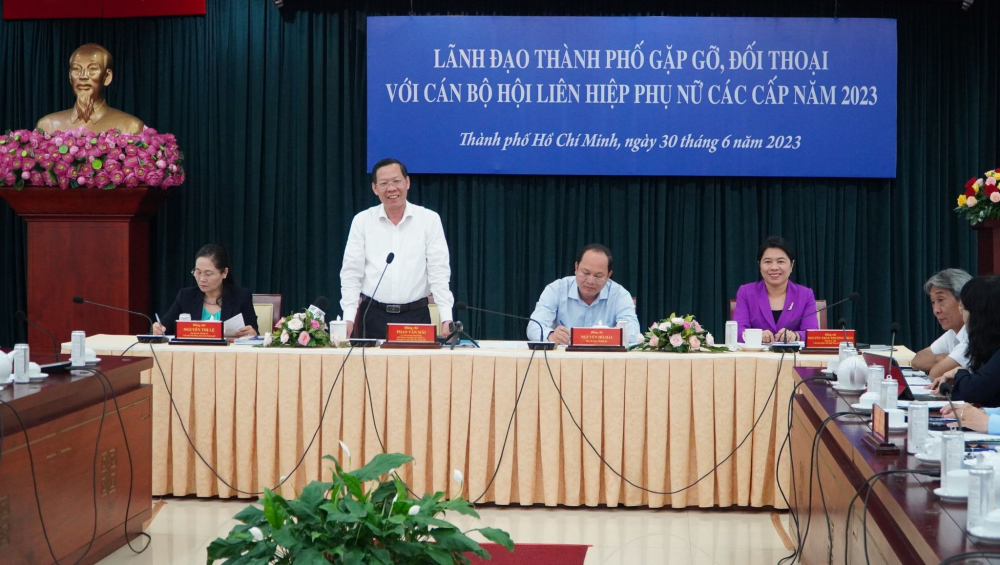 Chủ tịch UBND TPHCM Phan Văn Mãi phản hồi các đề xuất của cán bộ, hội viên phụ nữ - Ảnh: Ngọc Trăm