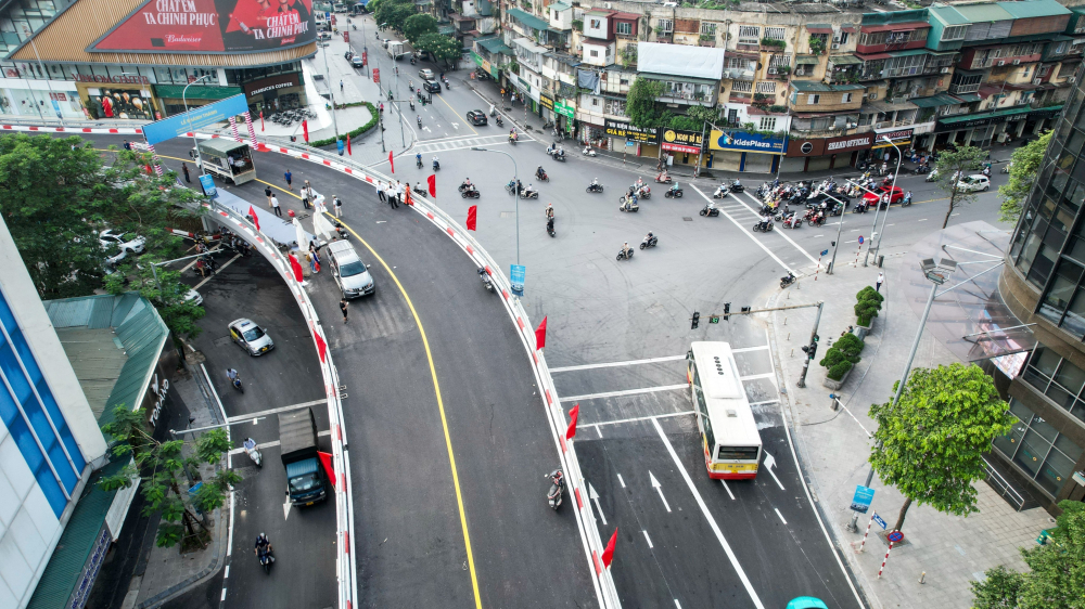 Sau hơn 21 tháng thi công, cầu vượt chữ C nối phố Chùa Bộc - Phạm Ngọc Thạch (quận Đống Đa) đã hoàn thành.