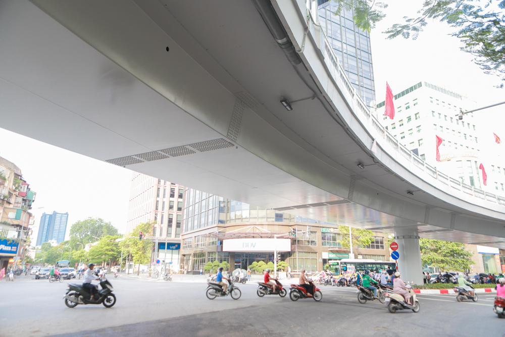 Khi mặt đường Tôn Thất Tùng được mở rộng, thành phố sẽ xây dựng bổ sung nhánh cầu trên đường Tôn Thất Tùng và khớp nối với nhánh Phạm Ngọc Thạch, tạo thành cầu vượt chữ Y hoàn chỉnh.