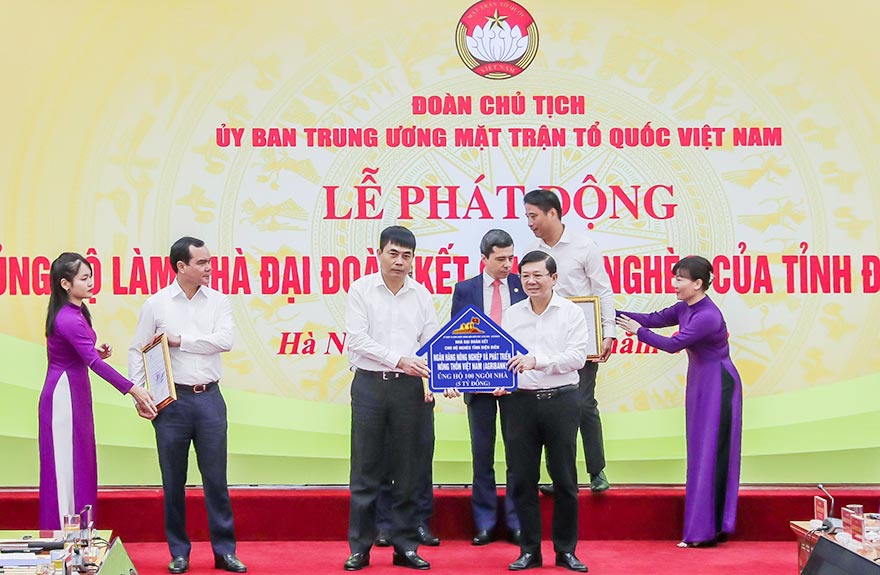 Đồng chí Nguyễn Minh Phương - thành viên hội đồng thành viên Agribank trao ủng hộ 5 tỷ đồng để xây dựng 100 ngôi nhà đại đoàn kết tại tỉnh Điện Biên - Ảnh: Agribank