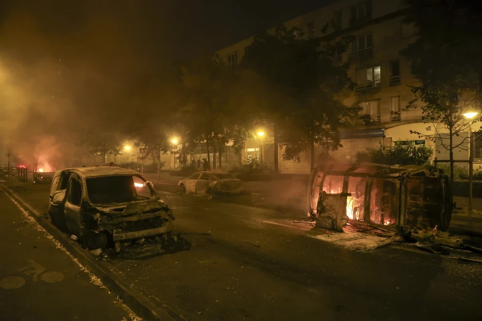 Ô tô bốc cháy trong đêm thứ ba của cuộc biểu tình nổ ra sau vụ cảnh sát bắn chết một tài xế 17 tuổi ở ngoại ô Nanterre, Pháp, thứ Sáu, ngày 30 tháng Sáu