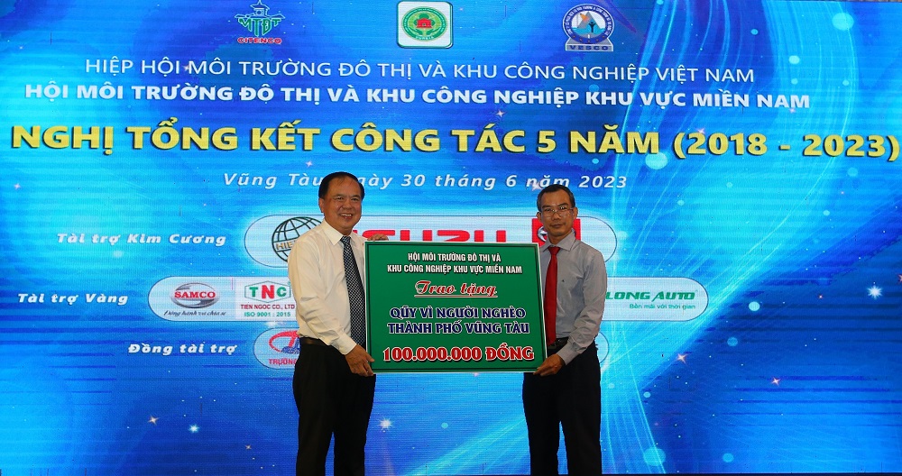 Ông Huỳnh Minh Nhựt (bên trái) - Phó chủ tịch Hiệp hội Môi trường Đô thị và Khu công nghiệp Việt Nam, nguyên Chủ tịch Hội Môi trường Đô thị và Khu công nghiệp Khu vực miền Nam trao tặng 100 triệu đồng cho Quỹ Vì người nghèo TP Vũng Tàu