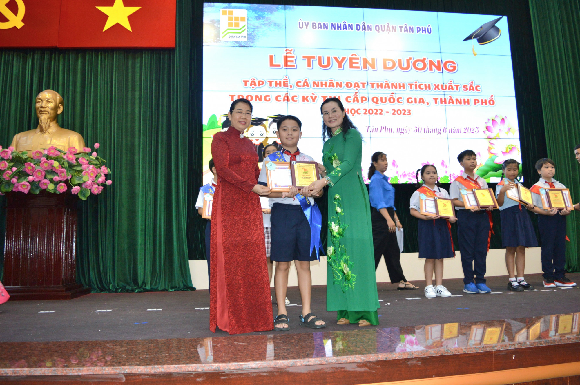 Phó giám đốc Sở GD-ĐT TPHCM Lê Thụy Mỵ Châu (áo xanh) mong mỗi học sinh giỏi sẽ sống có trách nhiệm, hoài bão