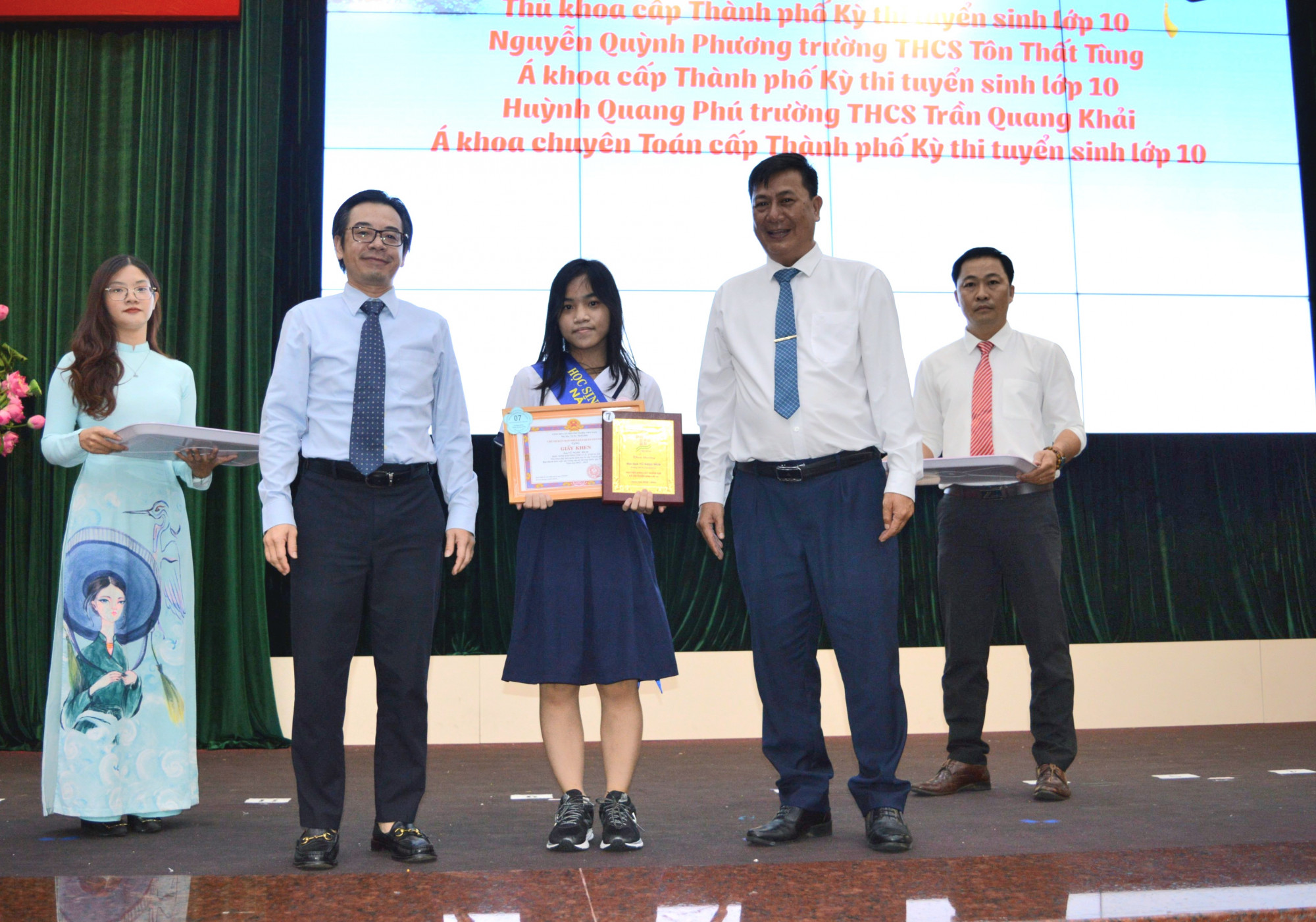 Quận Tân Phú khen thưởng thủ khoa và 2 á khoa tuyển sinh 10 TPHCM năm 2023