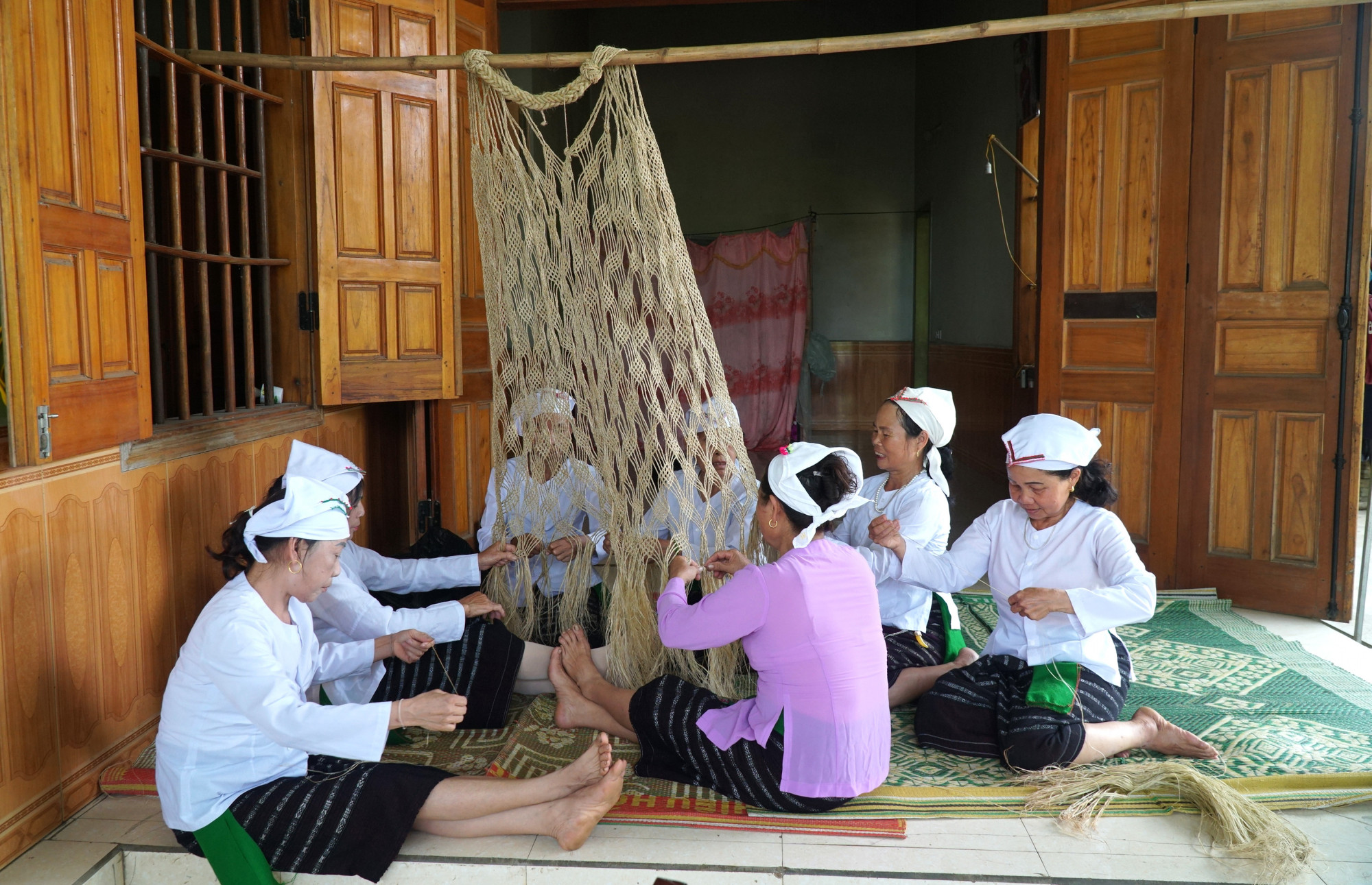 Đến nay, đã có hơn 50 phụ nữ tham gia vào CLB đan võng gai truyền thống xã Giai Xuân - Ảnh: Quỳnh Lưu