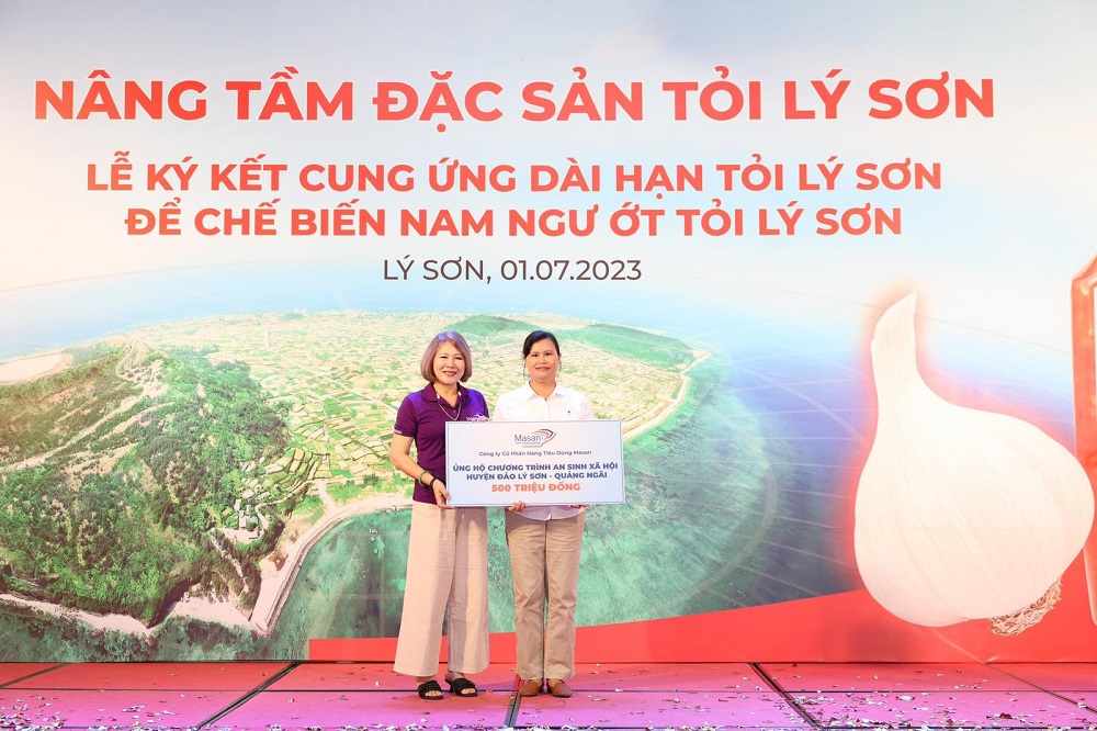 Bà Nguyễn Hoàng Yến - Phó tổng giám đốc cấp cao Công ty Masan Consumer trao tặng 500 triệu đồng để cùng chung tay đóng góp vào chương trình An sinh xã hội của huyện Lý Sơn - Ảnh: Masan Group
