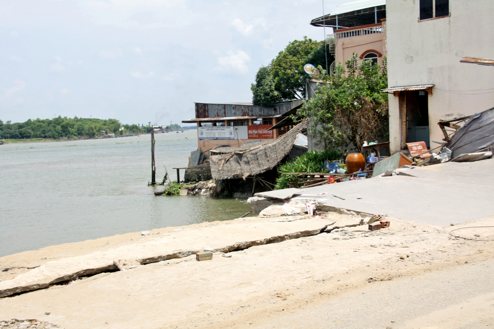Nhiều căn nhà ở tỉnh An Giang bị sụp xuống sông - ẢNH: HUỲNH TRỌNG