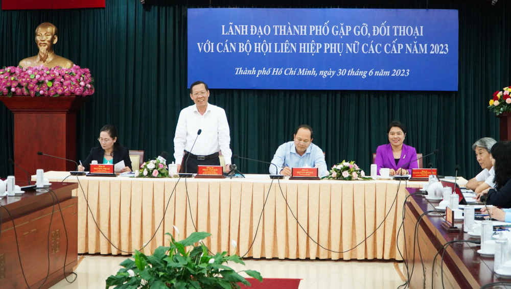 Chủ tịch UBND TPHCM Phan Văn Mãi (thứ hai từ trái sang) phát biểu tại hội nghị 