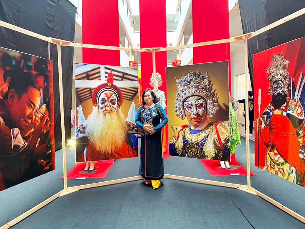 Nghệ sĩ ưu tú Ngọc Khanh trong không gian triển lãm của dự án Giữ lửa ngàn năm, tổ chức tháng 3/2021 (ảnh: Fanpage Giữ lửa ngàn năm)