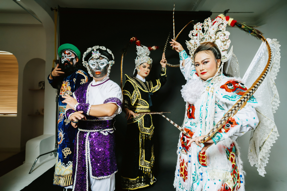 Các nghệ sĩ (từ trái sang): Bảo Châu, Hoàng Tuấn, Hà Trí Nhơn, Ngọc Giàu tham gia buổi chụp ảnh cho dự án Trăm năm một cõi - ẢNH: ĐỖ THÀNH TÀI